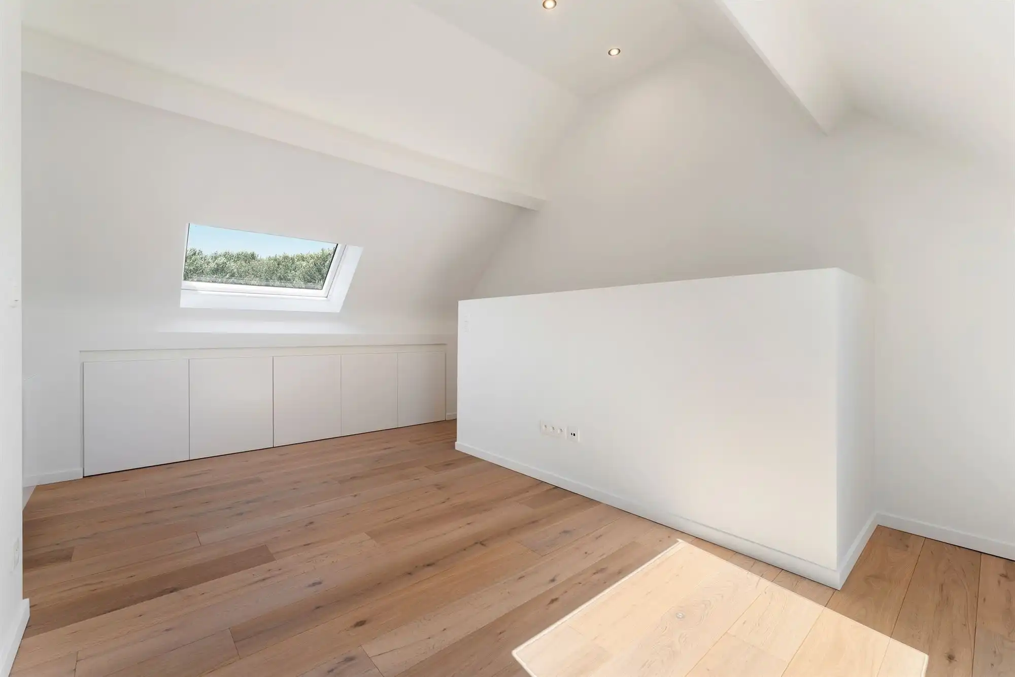 Gerenoveerde woning met oprit en zeer grote tuin foto 18