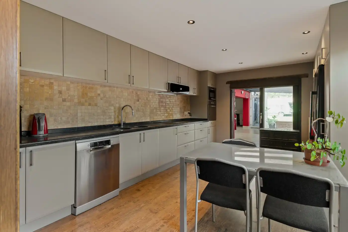 Instapklare woning met 3 slpk., tuin en magazijn te Nijlen foto 8