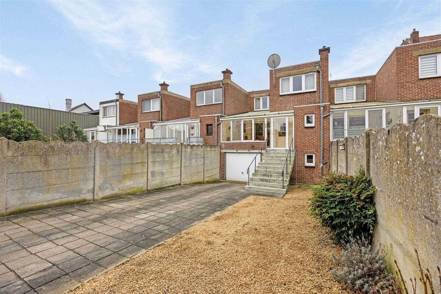 Ruim, gerenoveerd stadspand met 3 slaapkamers, veranda, inpandige garage, kelder en gezellige tuin in het centrum van Maaseik. foto 14