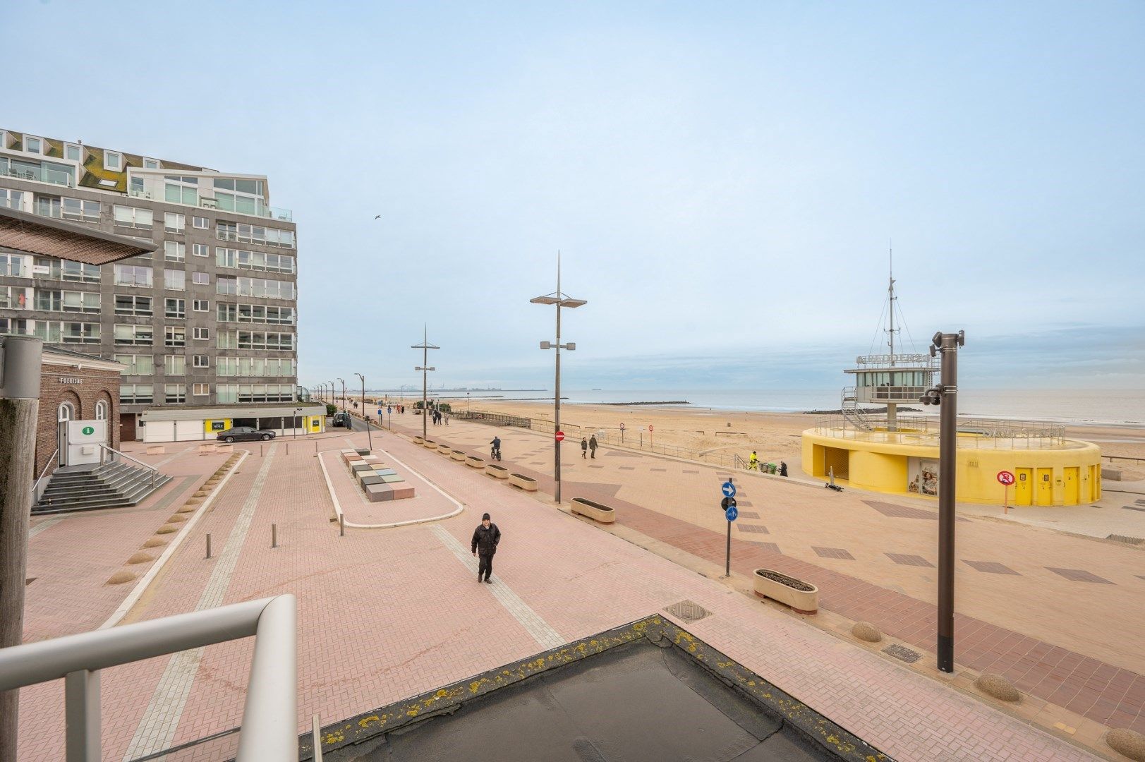 Luxueus gerenoveerd hoekappartement met terrassen en frontaal zeezicht foto 10