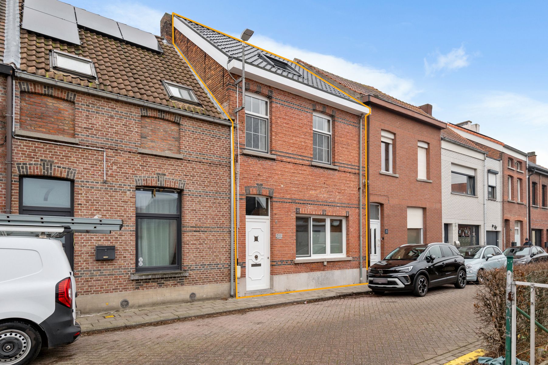 Charmante rijwoning met karaktergevel in rustig straatje te Niel foto {{pictureIndex}}