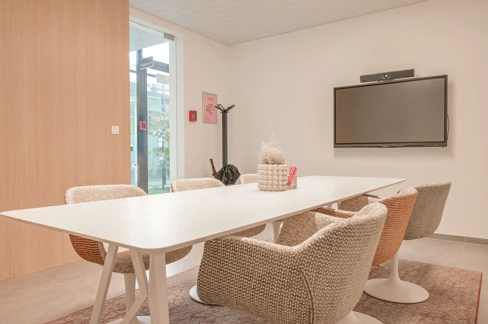 INSTAPKLARE BEMEUBELDE KANTOORRUIMTE MET PATIO foto 9