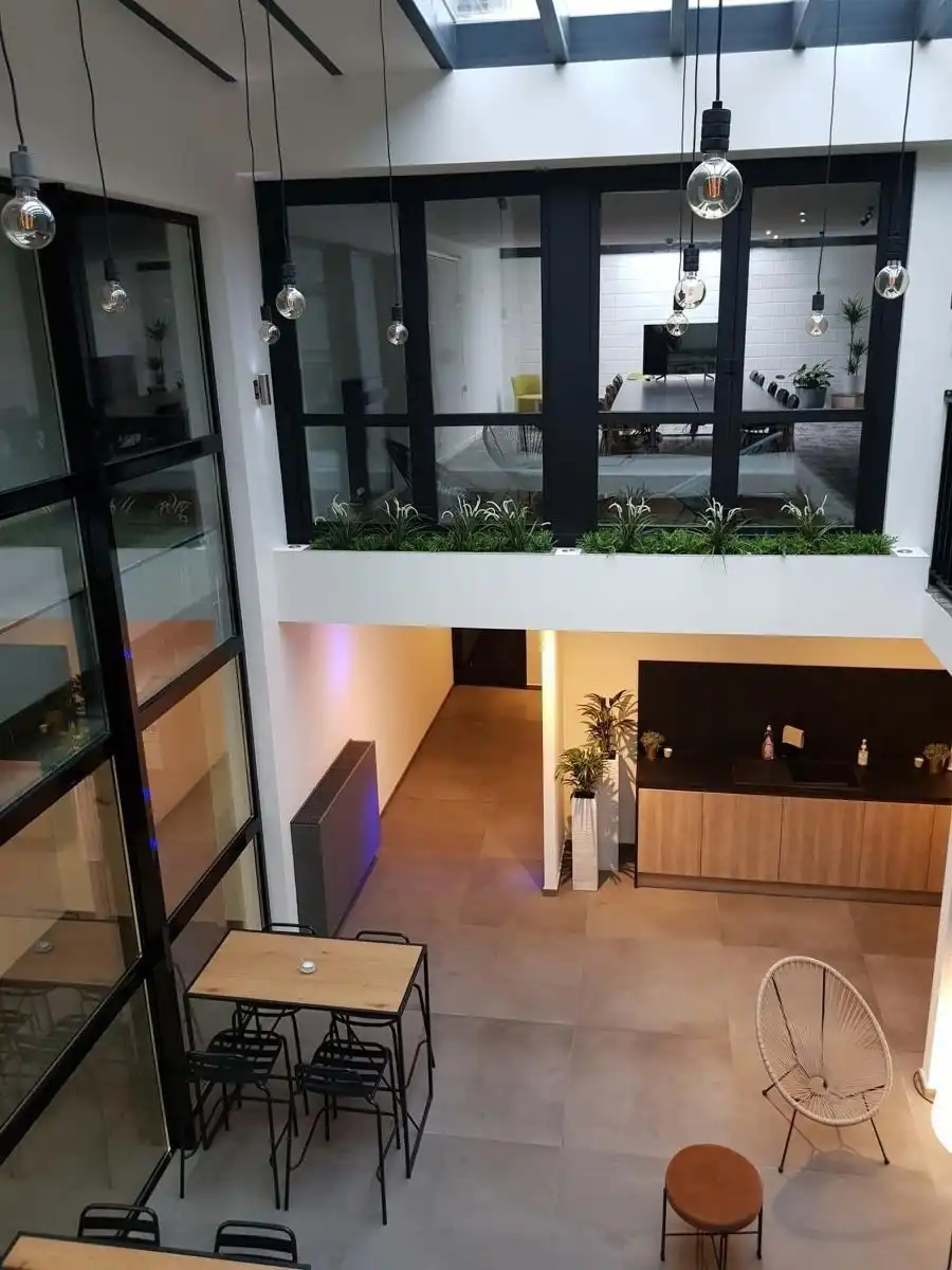 Terbeschikkingstelling van infrastructuur in vernieuwde kantoren met parking, 160m², Genk-Noord foto 5