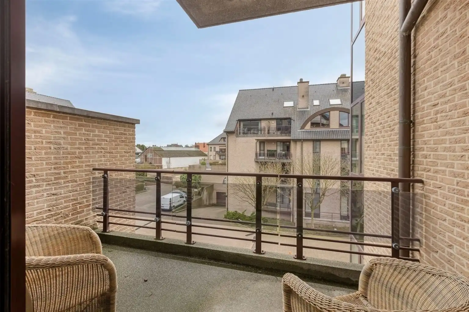 Prachtig, uitzonderlijk ruim appartement met 2 slaapkamers, 2 terrassen en inpandige garagebox, gelegen nabij het centrum van Maaseik. foto 11