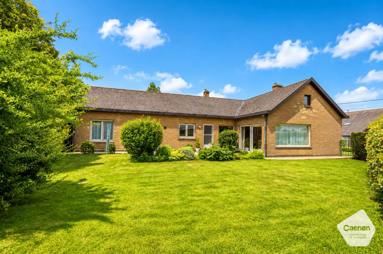 Te renoveren bungalow met 3 slaapkamers, garage en een prachtige tuin op een mooi perceel van 1000 m². foto 17