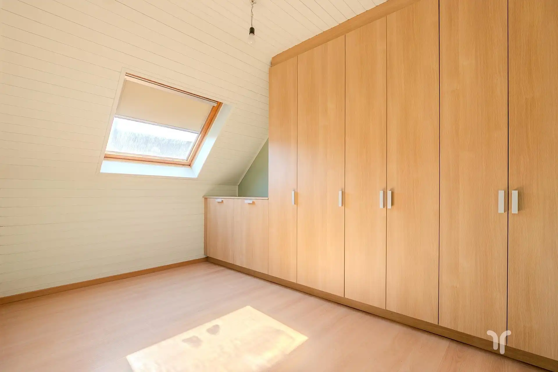 Deze rustig gelegen woning bevindt zich net buiten de stadskern en op wandelafstand van scholen, winkels en openbaar vervoer.  foto 6