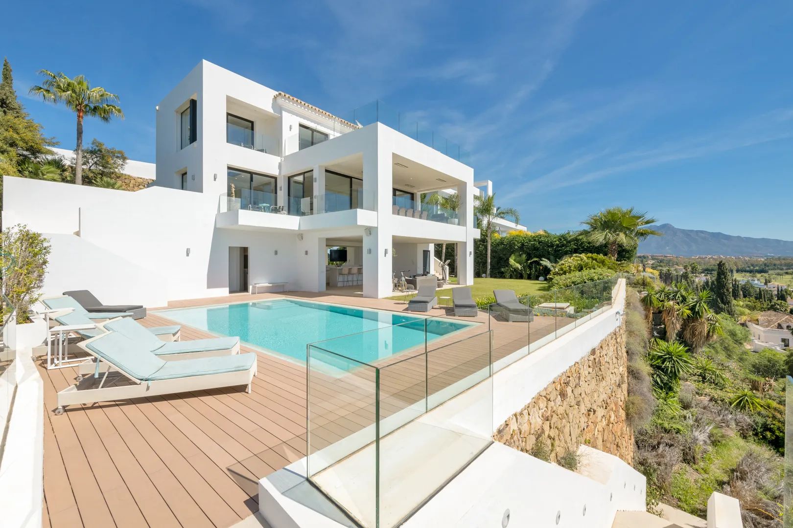 Indrukwekkende luxe villa met panoramisch uitzicht op zee en bergen in El Paraiso, Benahavis foto {{pictureIndex}}