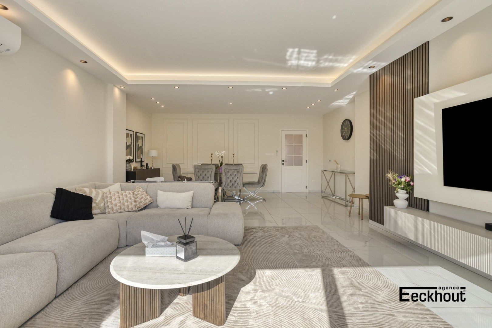 Gerenoveerde halfopen woning met grote zonnige tuin op gegeerde ligging! foto 4