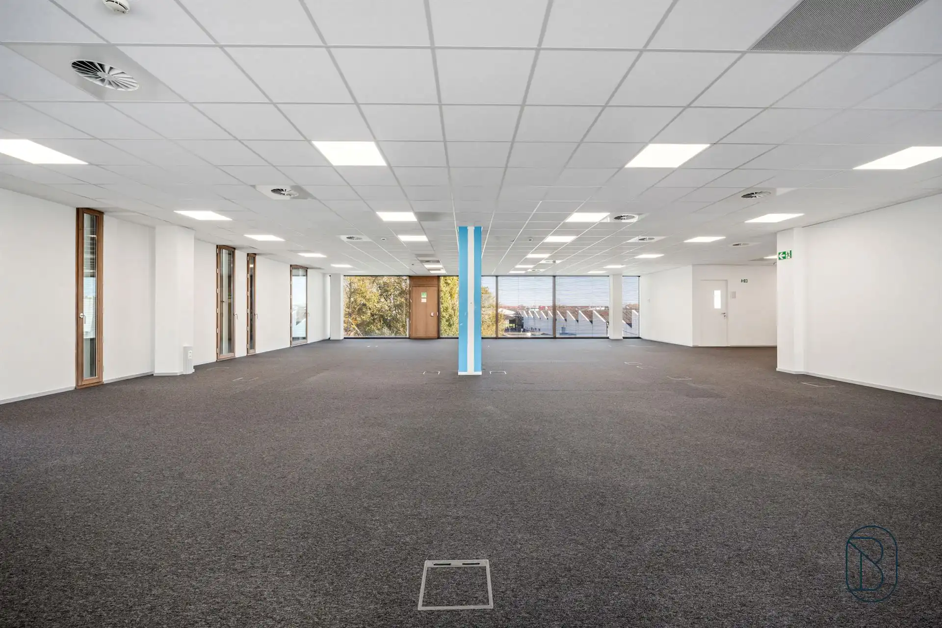 Lichtrijk groot kantoor in mooi bedrijfscomplex te Zwevegem foto 6