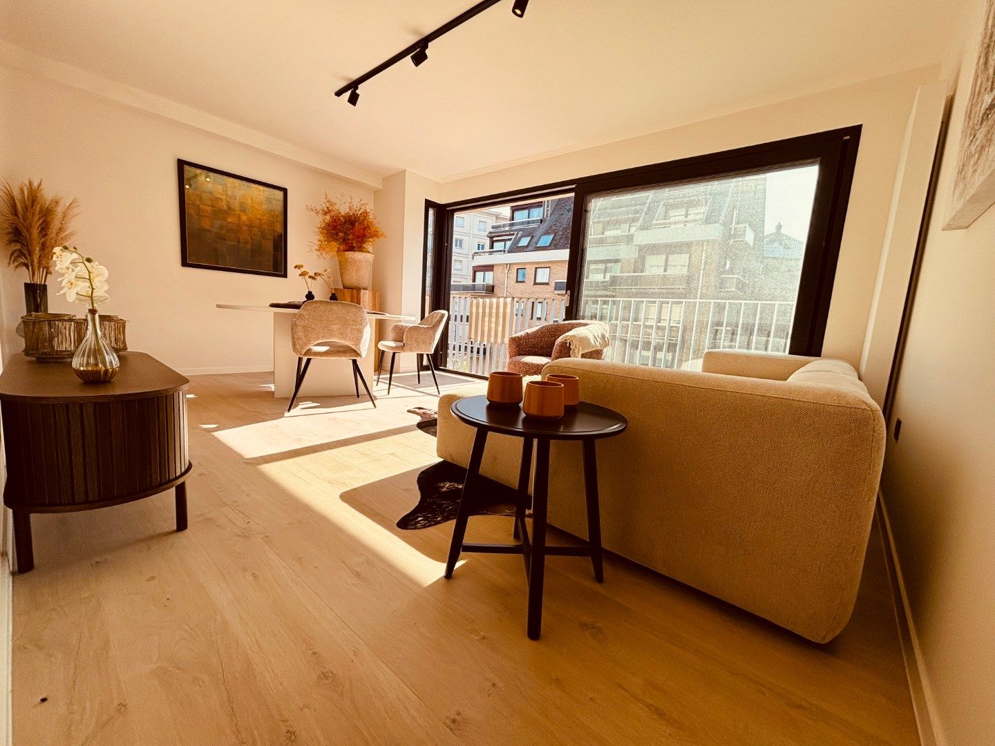 GERENOVEERD GEMEUBELD APPARTEMENT met lateraal zeezicht  Koksijde  foto {{pictureIndex}}