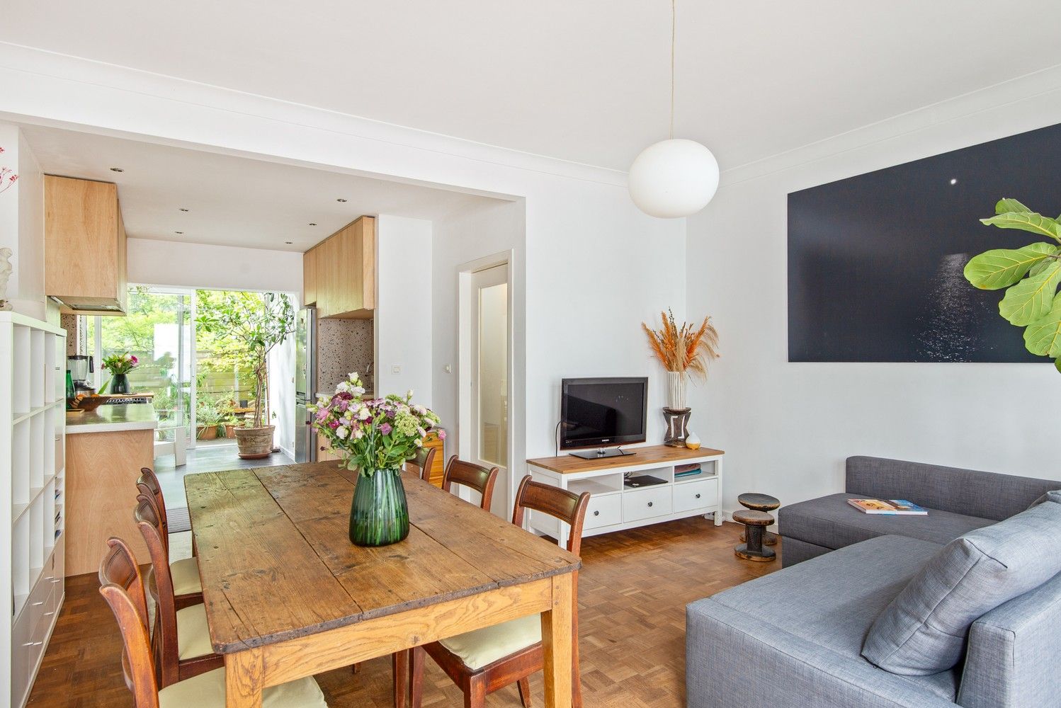 Karaktervol herenhuis met 3 slaapkamers, 2 badkamers, terras en garage. foto 9