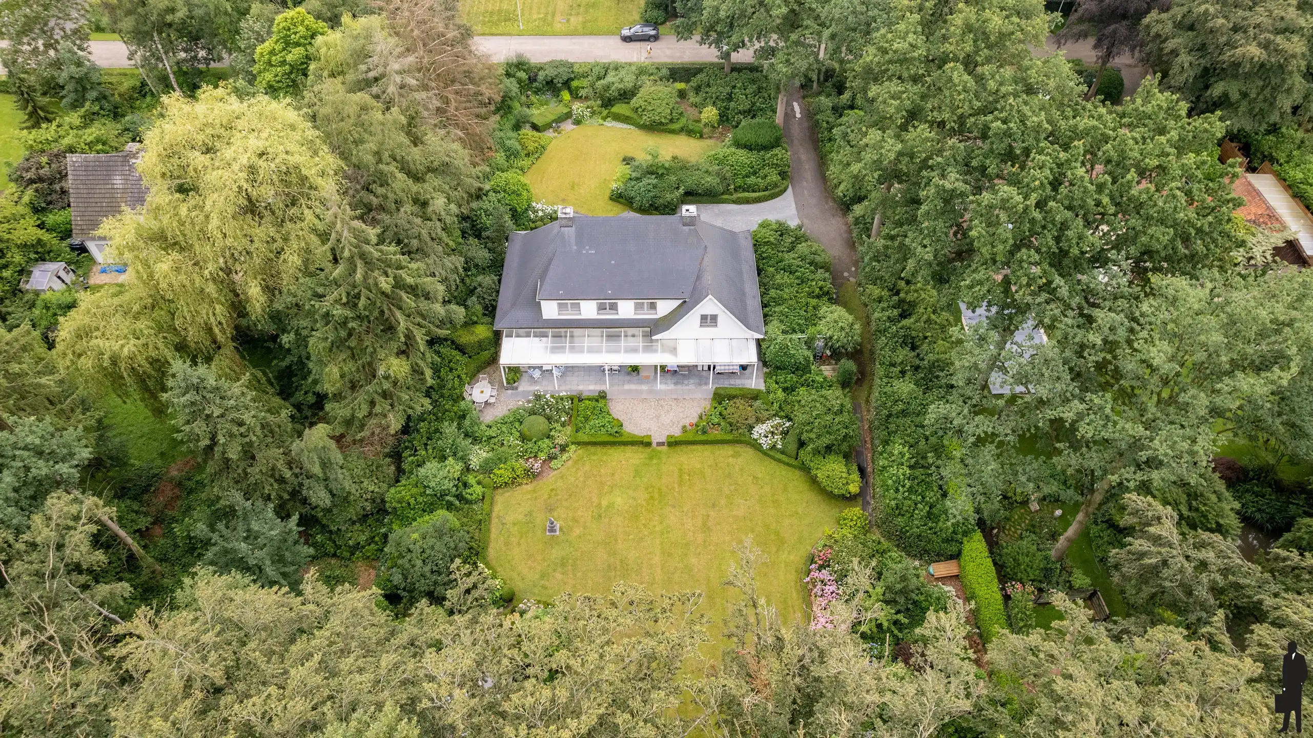 Statige villa op prachtig aangelegd perceel van ca. 2.700 m² met 4 slaapkamers en inpandige garage foto 42