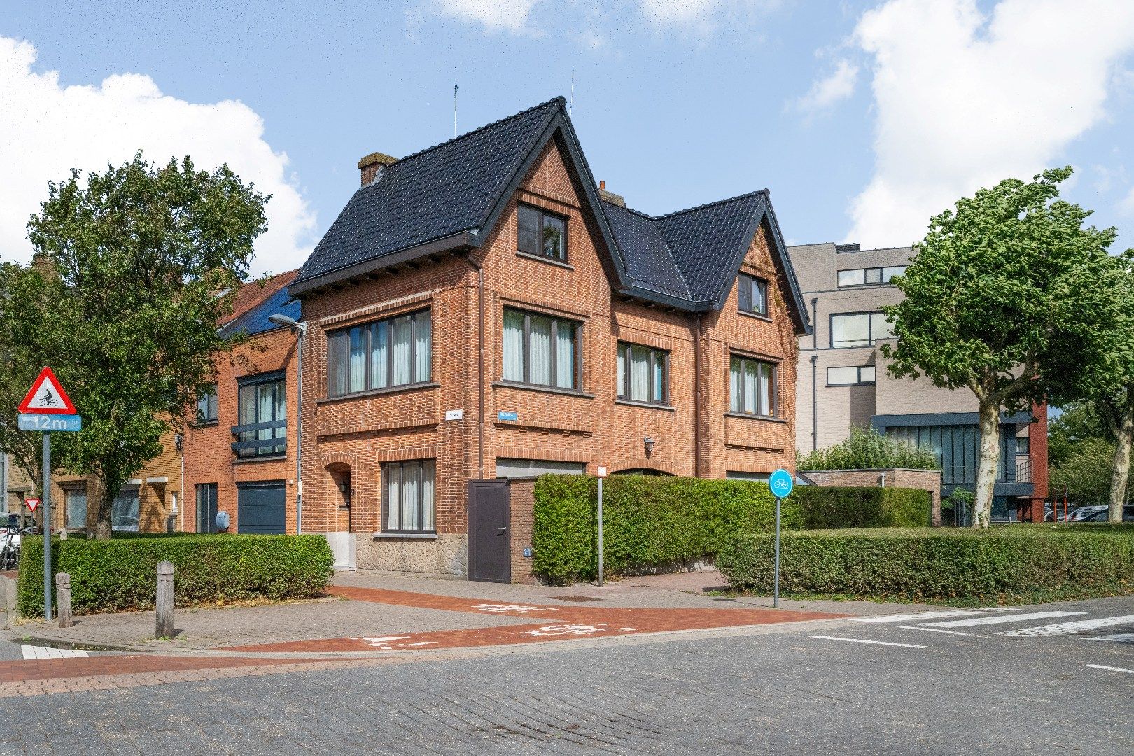 Prachtige ruime half-open woning foto {{pictureIndex}}