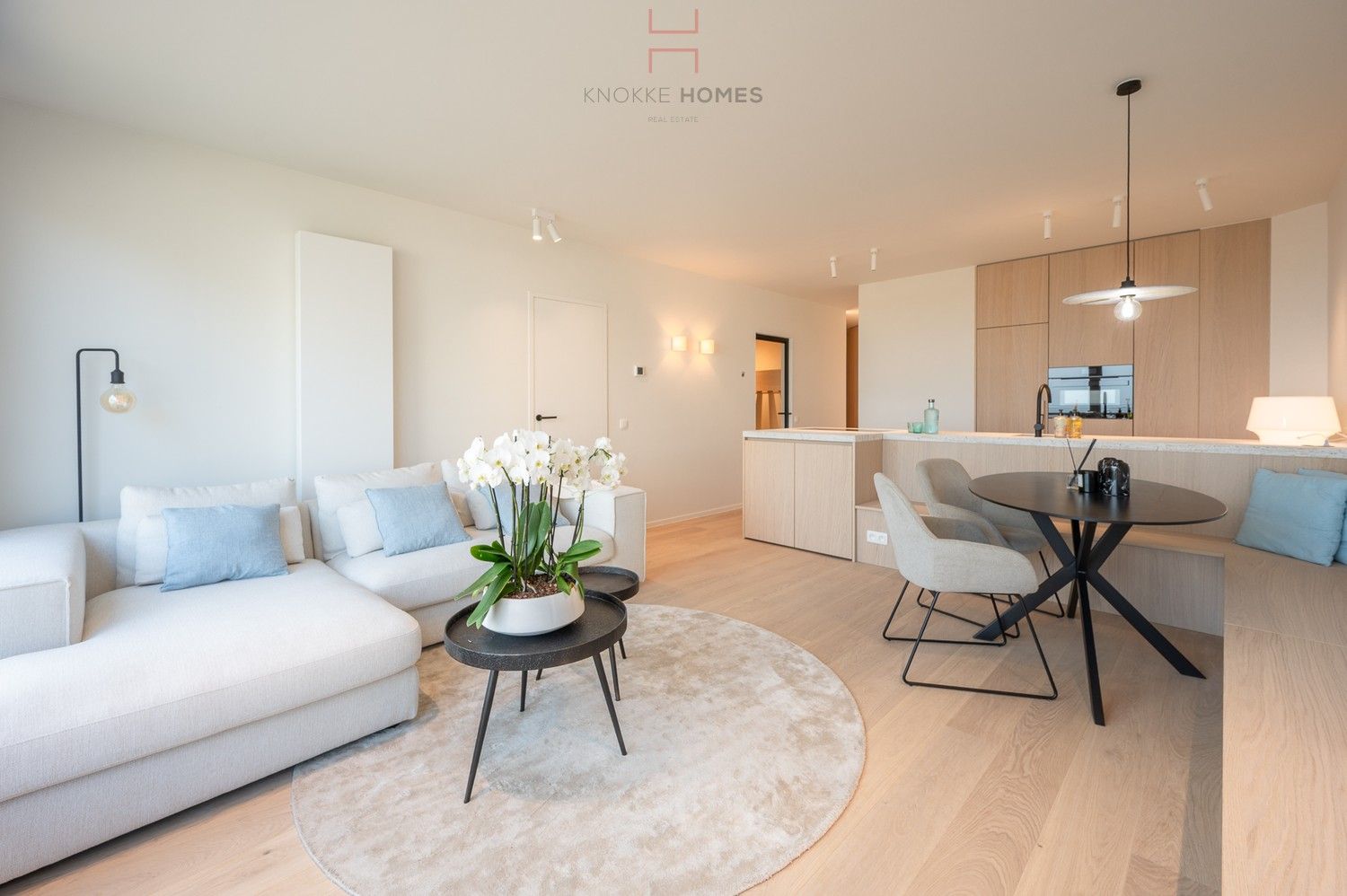 Modern gerenoveerd appartement met frontaal zeezicht in Heist-aan-zee foto {{pictureIndex}}