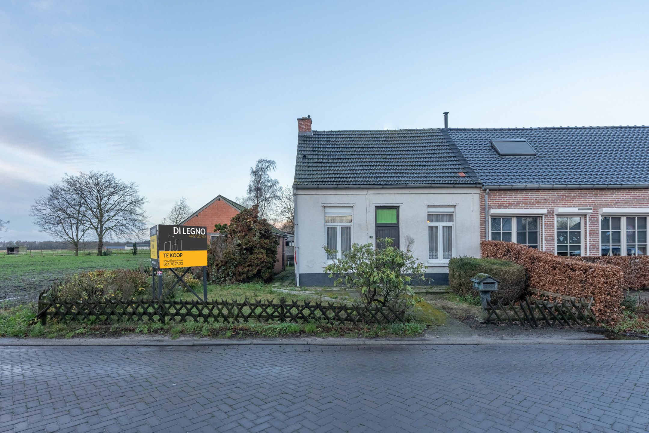 Te renoveren woning op mooi perceel van 720 m² op het westen foto 2