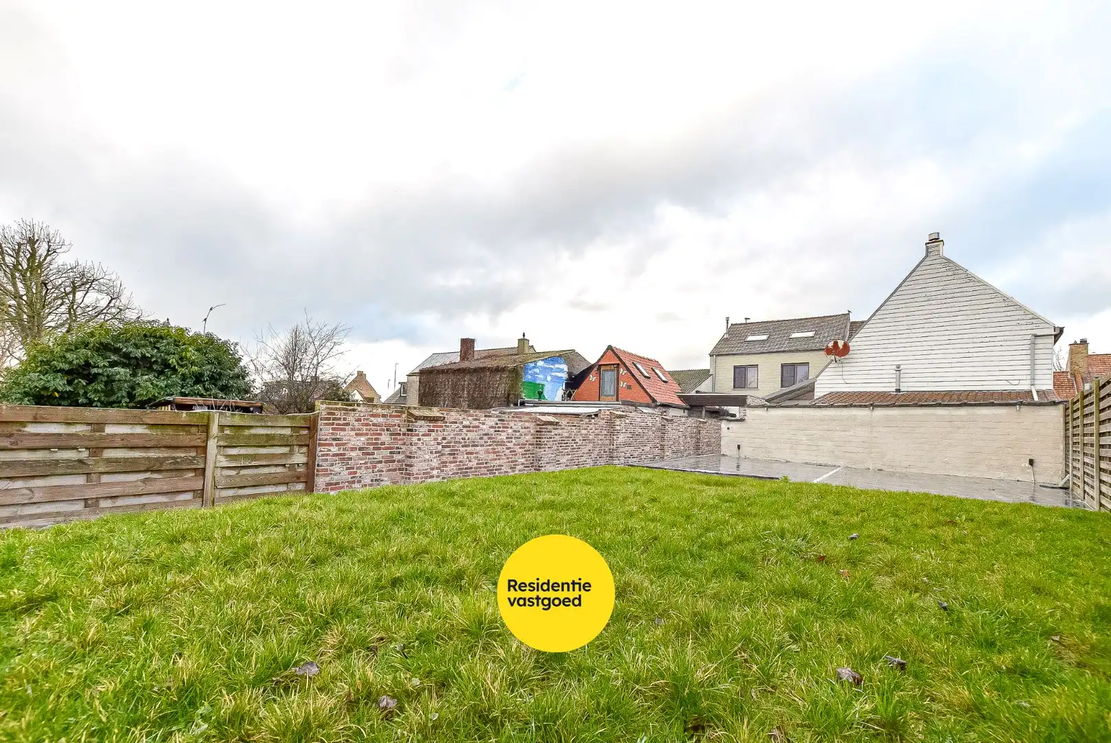 Gezellige halfopen woning met tuin en parking foto 3