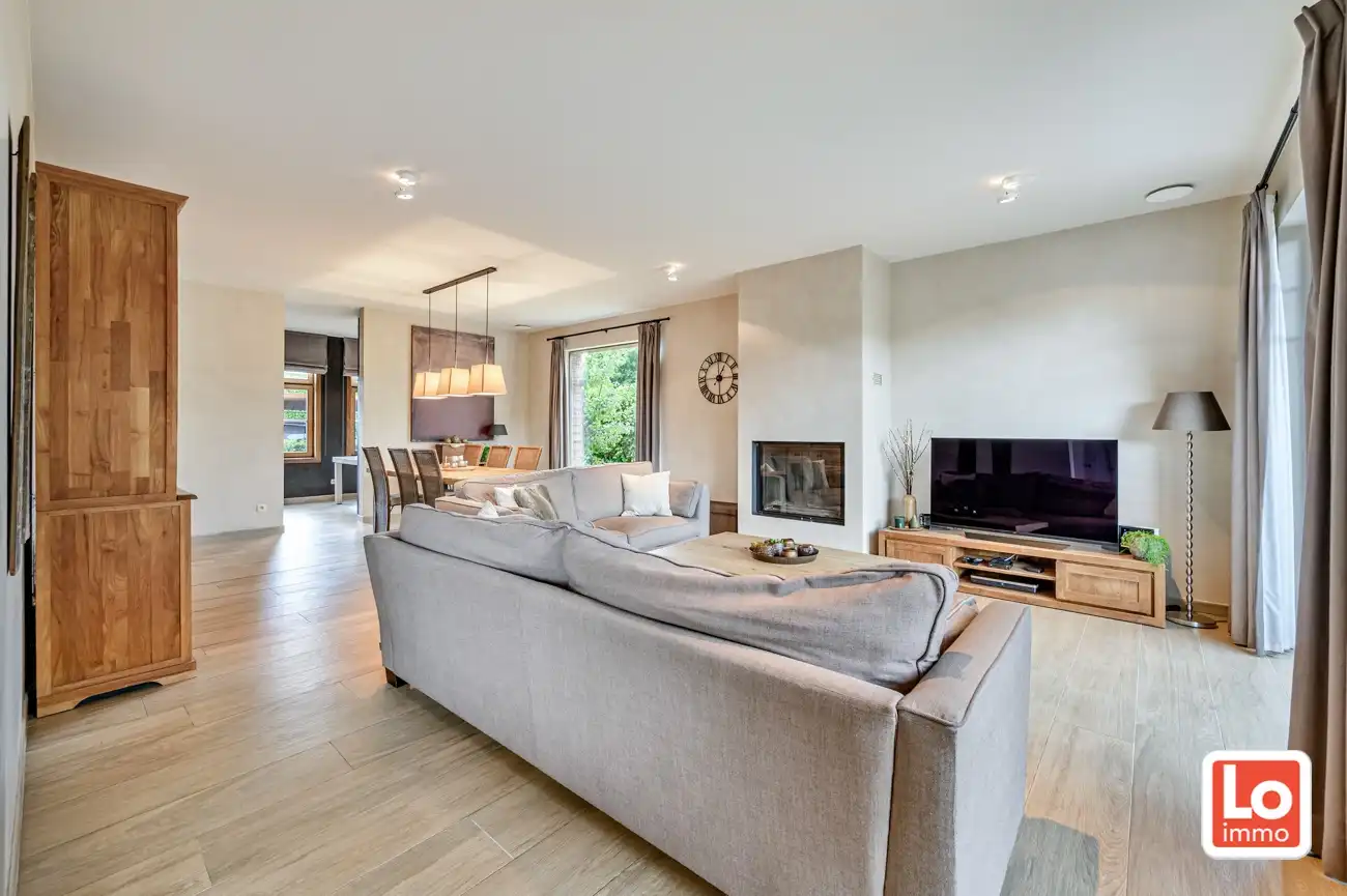 VERKOCHT! Ruime, charmante en degelijke alleenstaande villa met inpandige garage op een rustige en makkelijk bereikbare locatie tussen Lochristi en Gent. foto 10