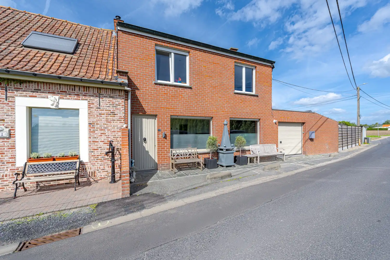 Instapklare halfopen woning met EPC label B, garage en tuin in Ledegem foto {{pictureIndex}}