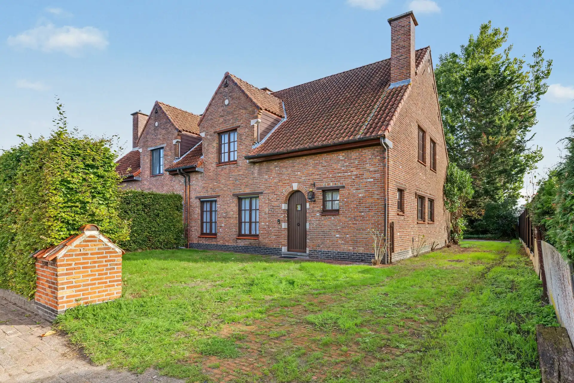 Te renoveren gezinswoning op een uitstekende woonlocatie & mooi perceel van 536m² foto 2
