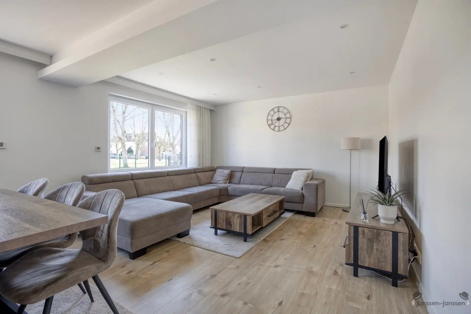 Volledig gerenoveerde HOB op topligging aan rustig pleintje te Genk foto 4