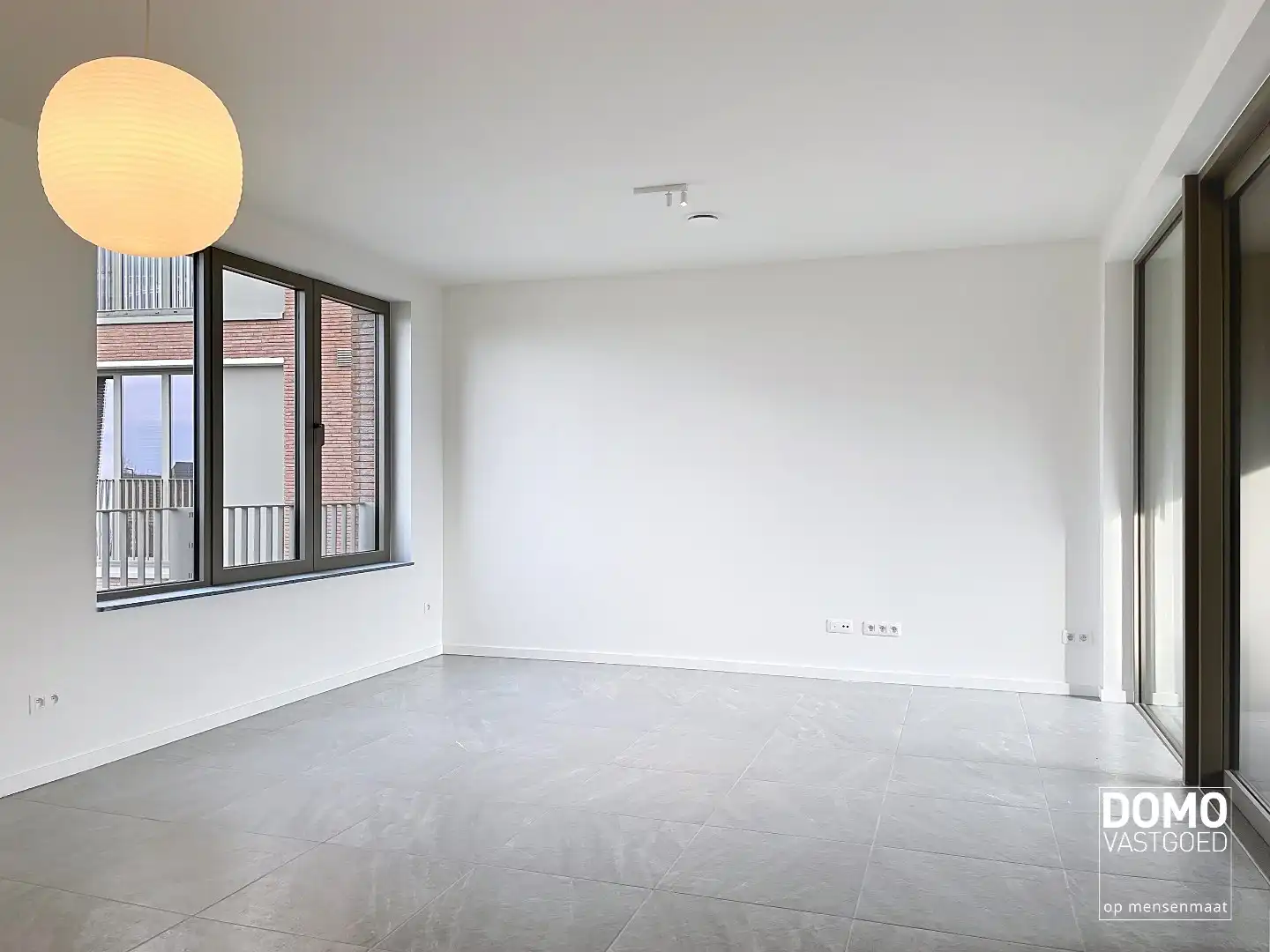 PRACHTIG APPARTEMENT MET ZONNIG TERRAS, 2 SLAAPKAMERS EN GARAGEBOX TE HUUR IN HET CENTRUM VAN HASSELT foto 3