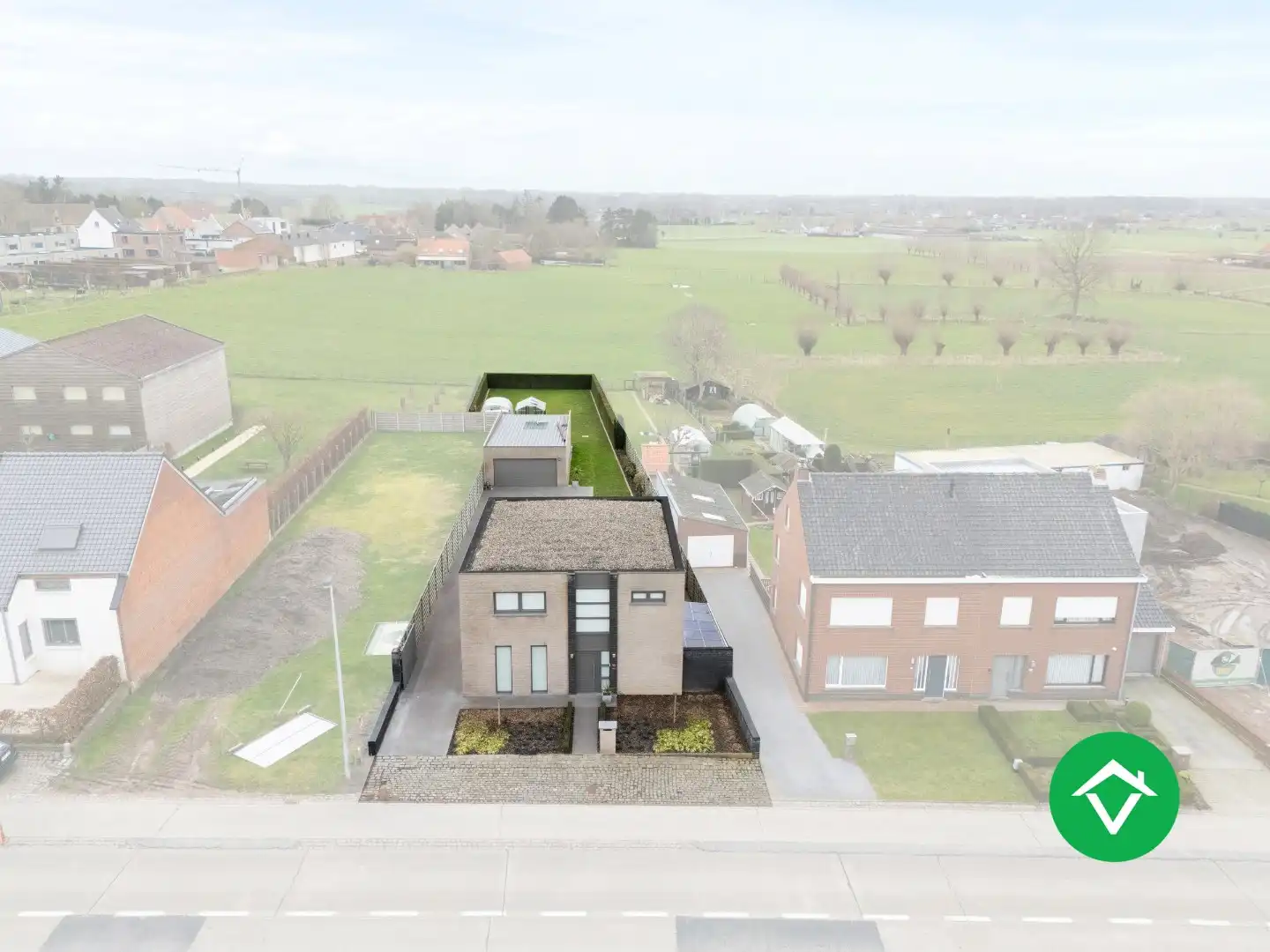 Alleenstaande woning met 4 slaapkamers en garage te Aartrijke foto 2