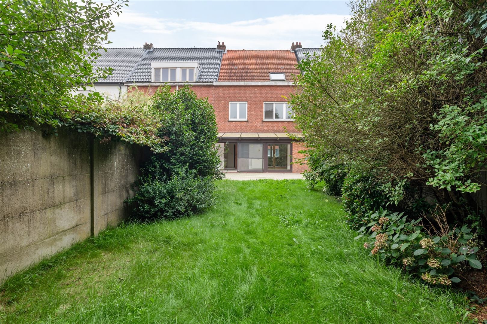 Centraal gelegen burgerwoning met 3 slaapkamers en tuin foto 3