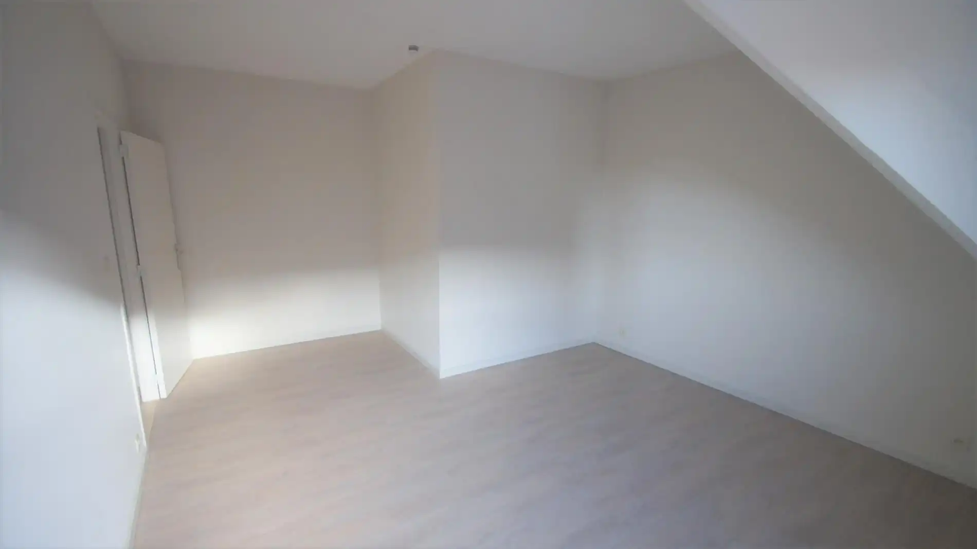 Zeer goed gelegen dakappartement met 2 ruime slpks foto 9