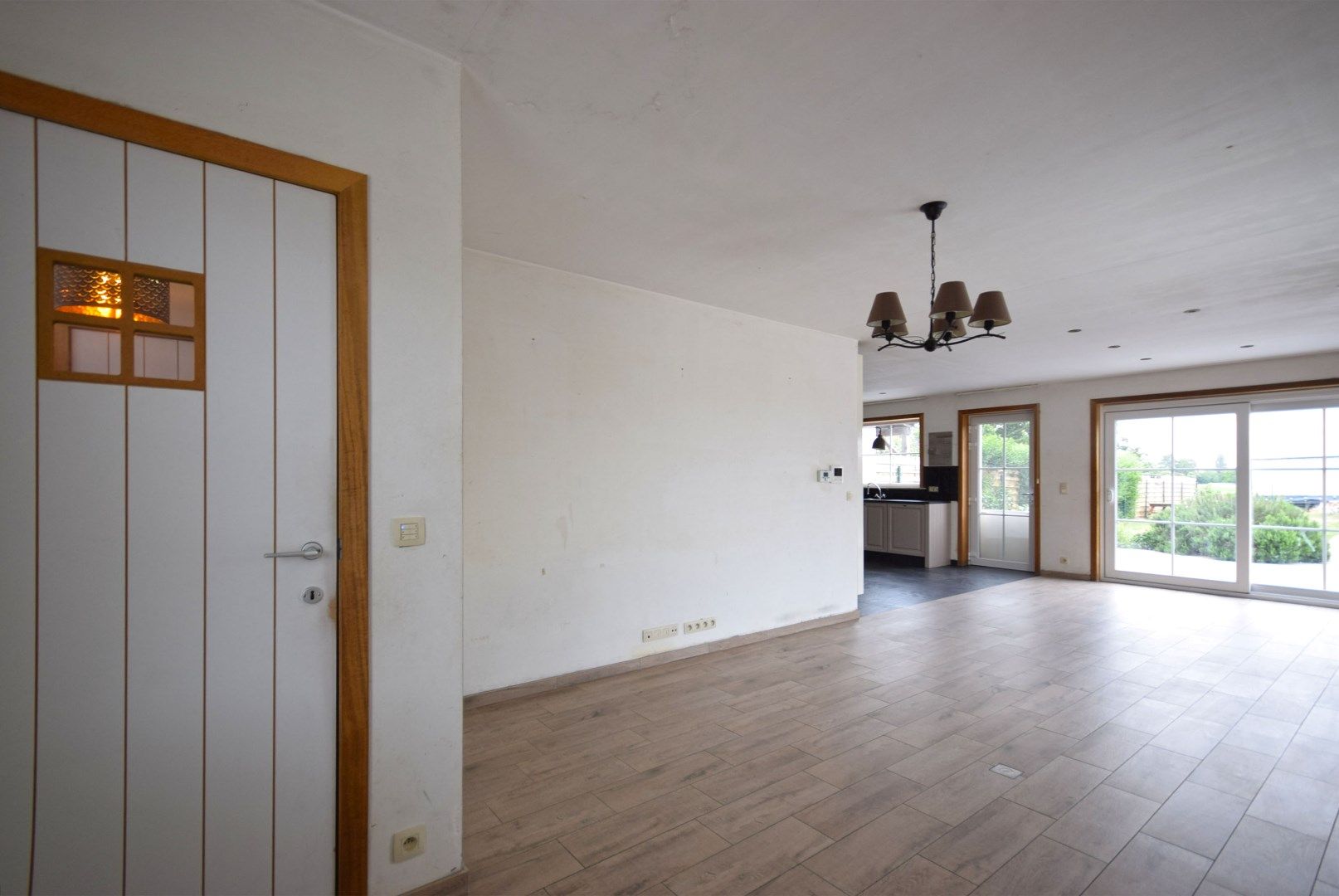 Halfopen bebouwing in landelijke stijl met ruime garage en tuin met groot terras foto 2
