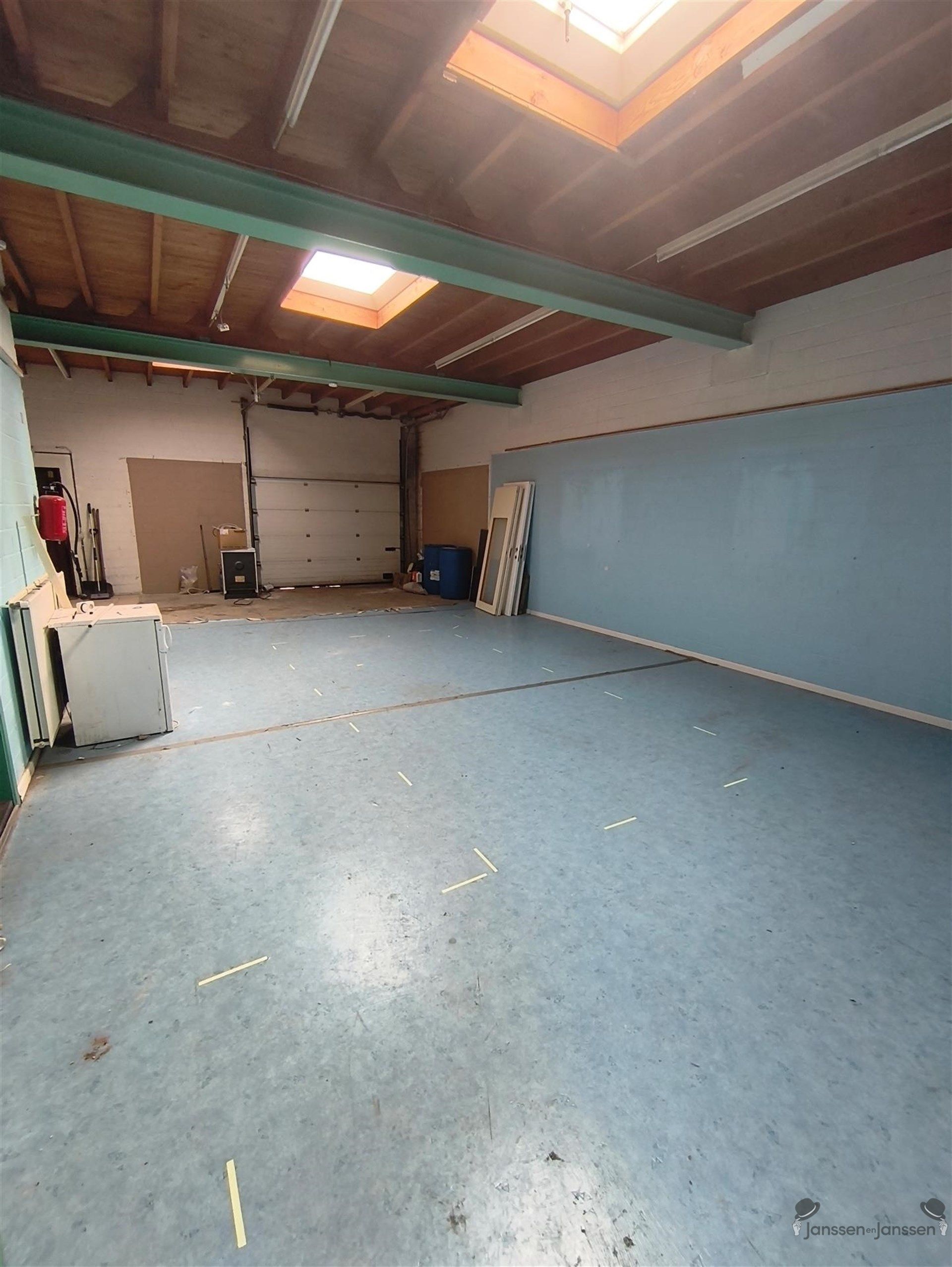 Handelspand met werkplaats & duplex appt foto 6