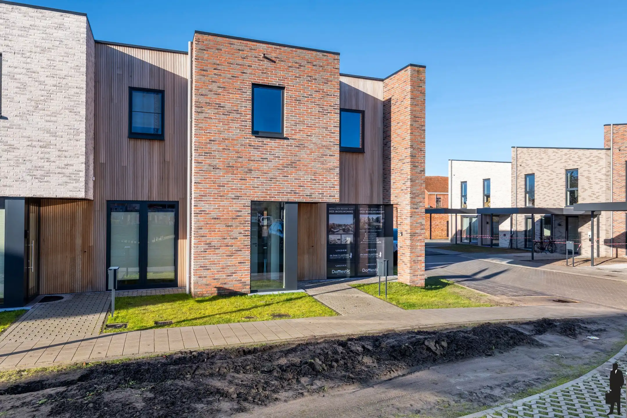 Halfopen woning met 3 slpks, parking en tuin met bijgebouw foto {{pictureIndex}}