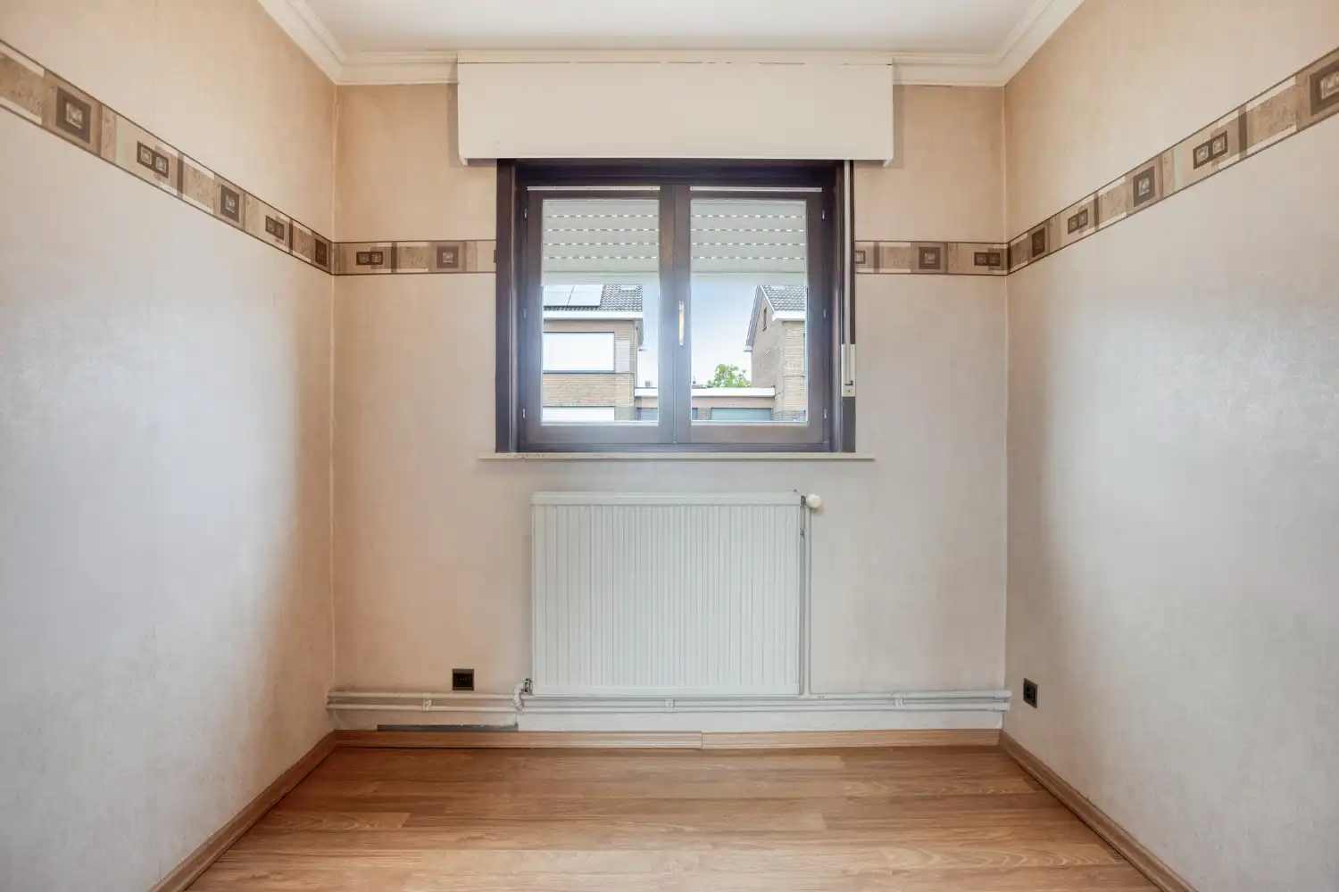 Halfopen woning met 3 slaapkamers en inpandige garage in Oostkamp - Perfect voor wie rust en ruimte zoekt. foto 9