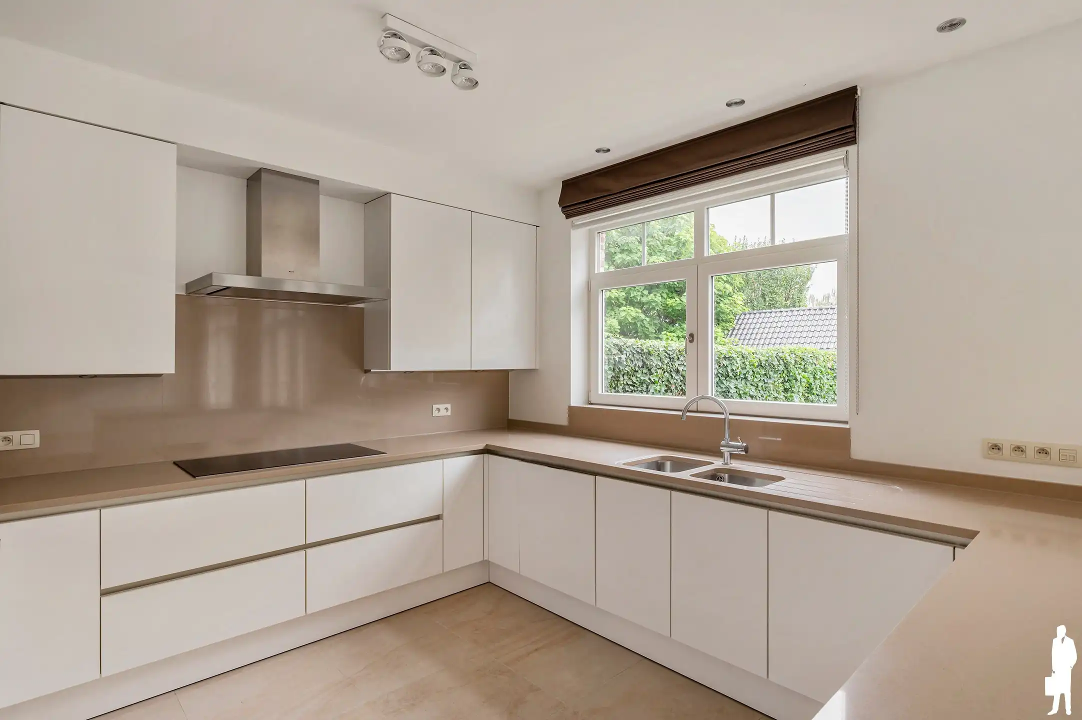 Goed onderhouden woning met 5 slaapkamers, 2 badkamers en een tuin centraal gelegen in Stabroek foto 9