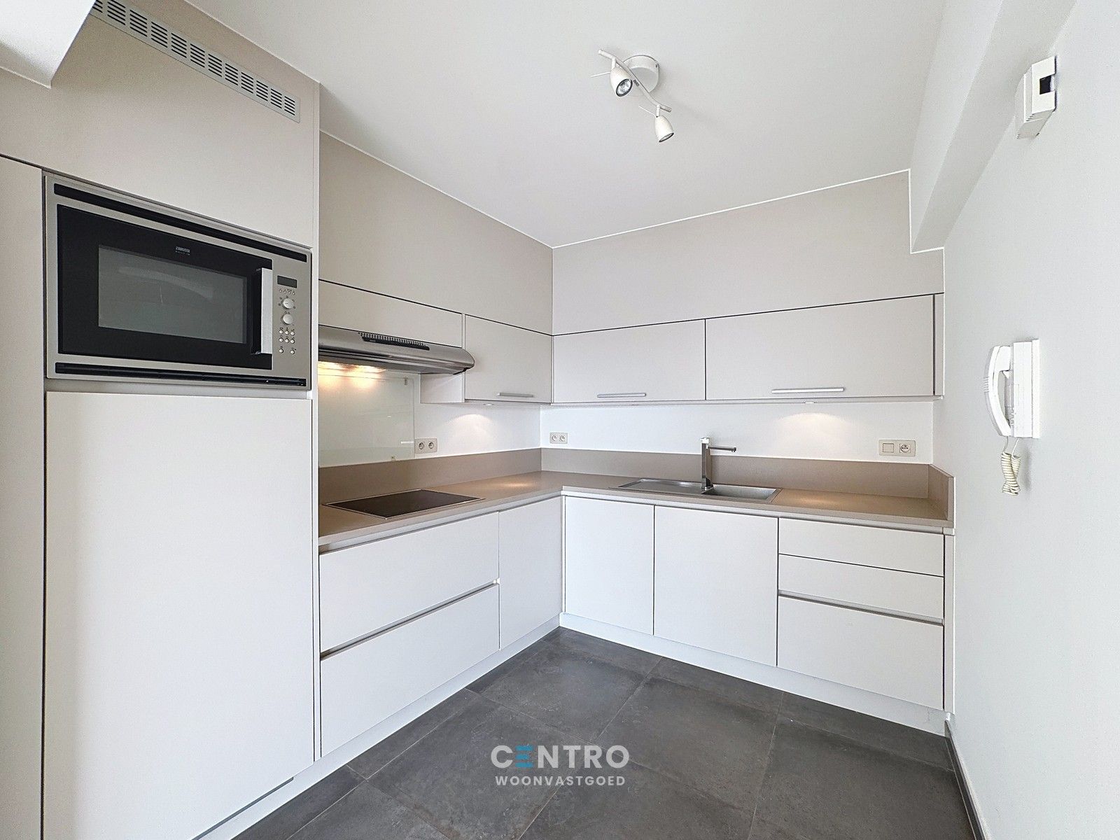 Centraal gelegen instapklaar appartement met 2 slpks en 2 terrassen! foto 4