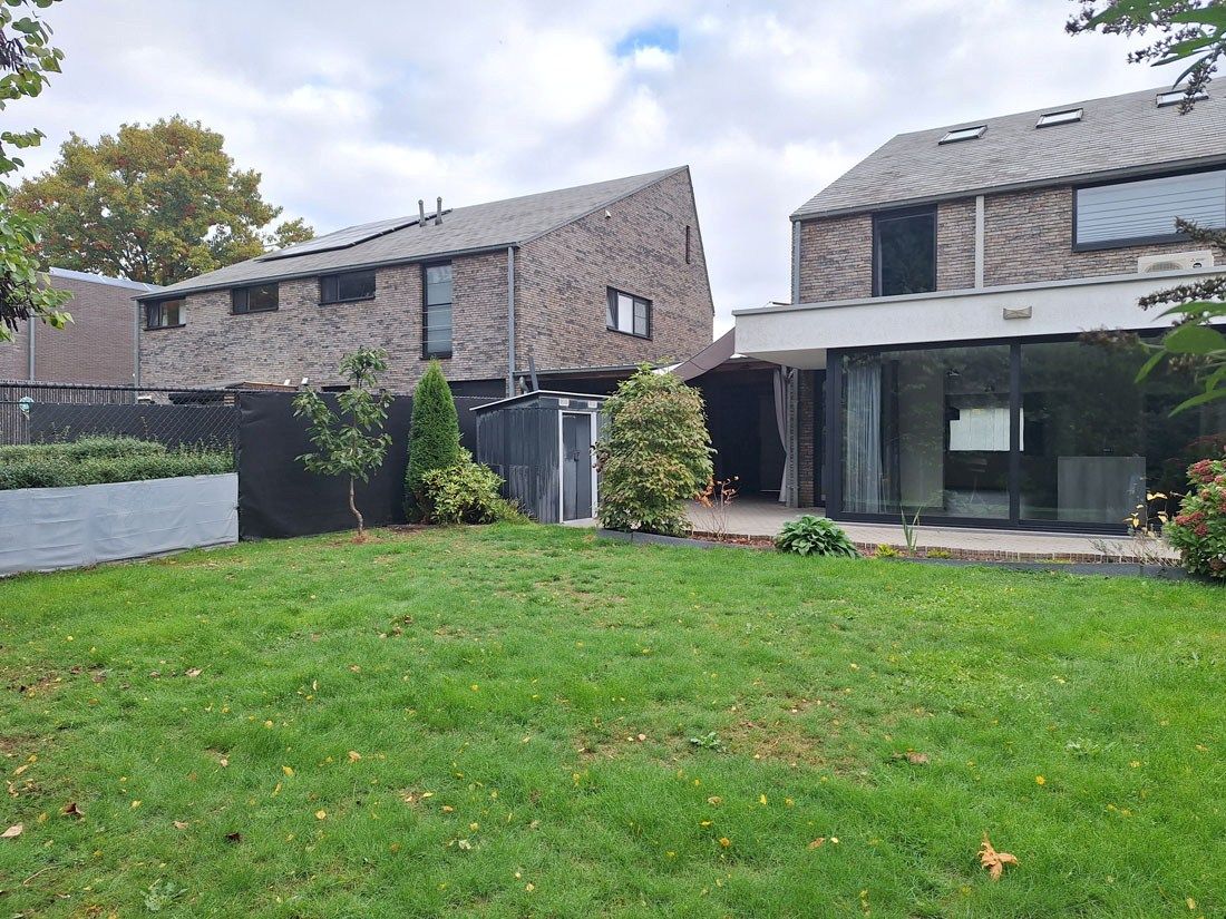 Prachtige eigentijdse woning in een groen kader foto 23