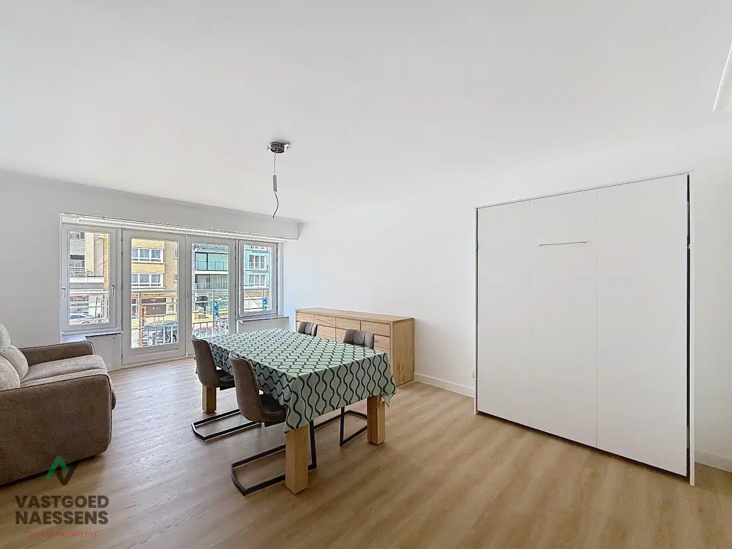 GEMEUBELDE STUDIO MET ZIJDELINGS ZEEZICHT foto 2