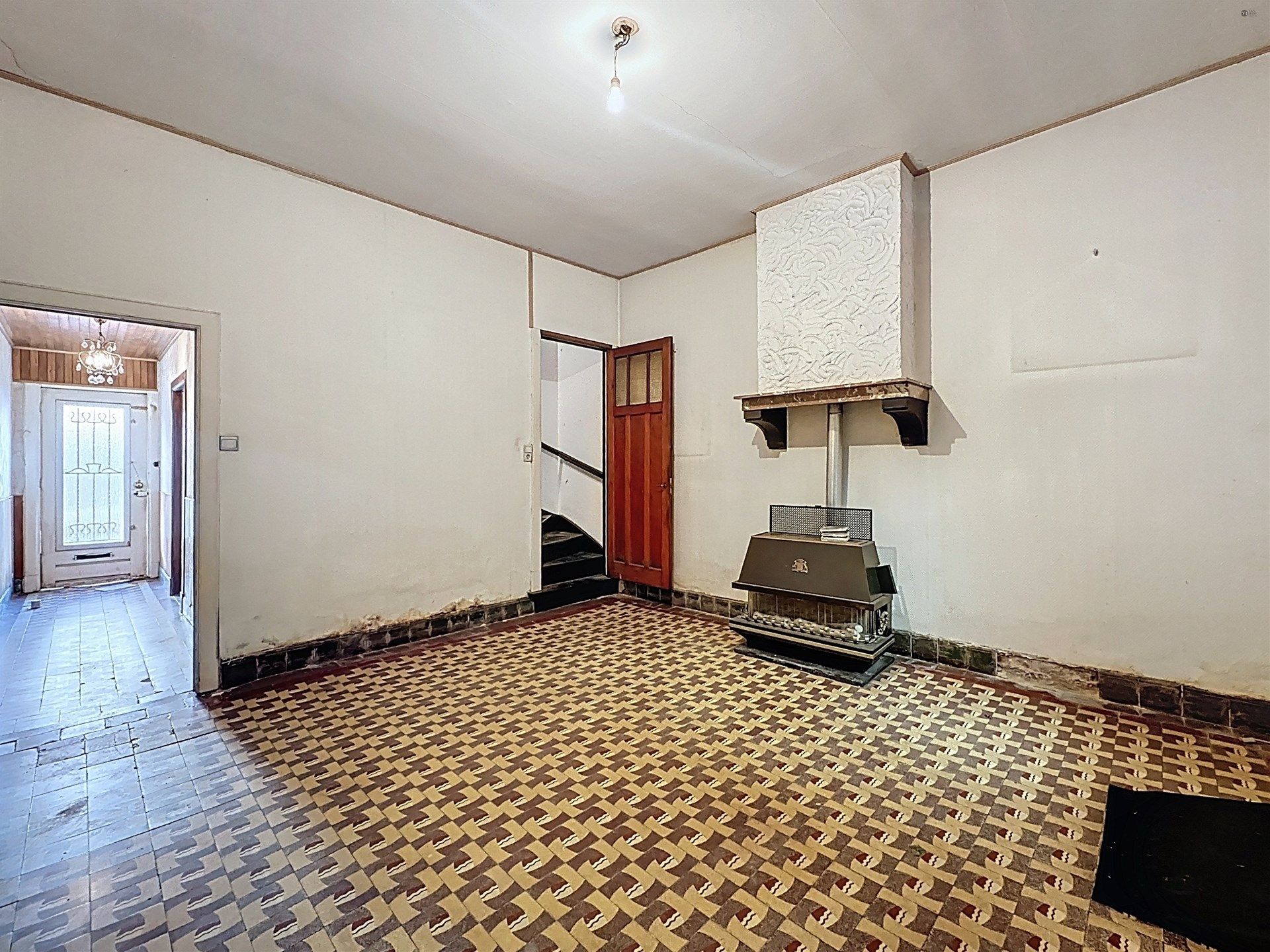 Halfopen bebouwing met 3 slaapkamers, ruime garage op perceel van 380m². foto 6