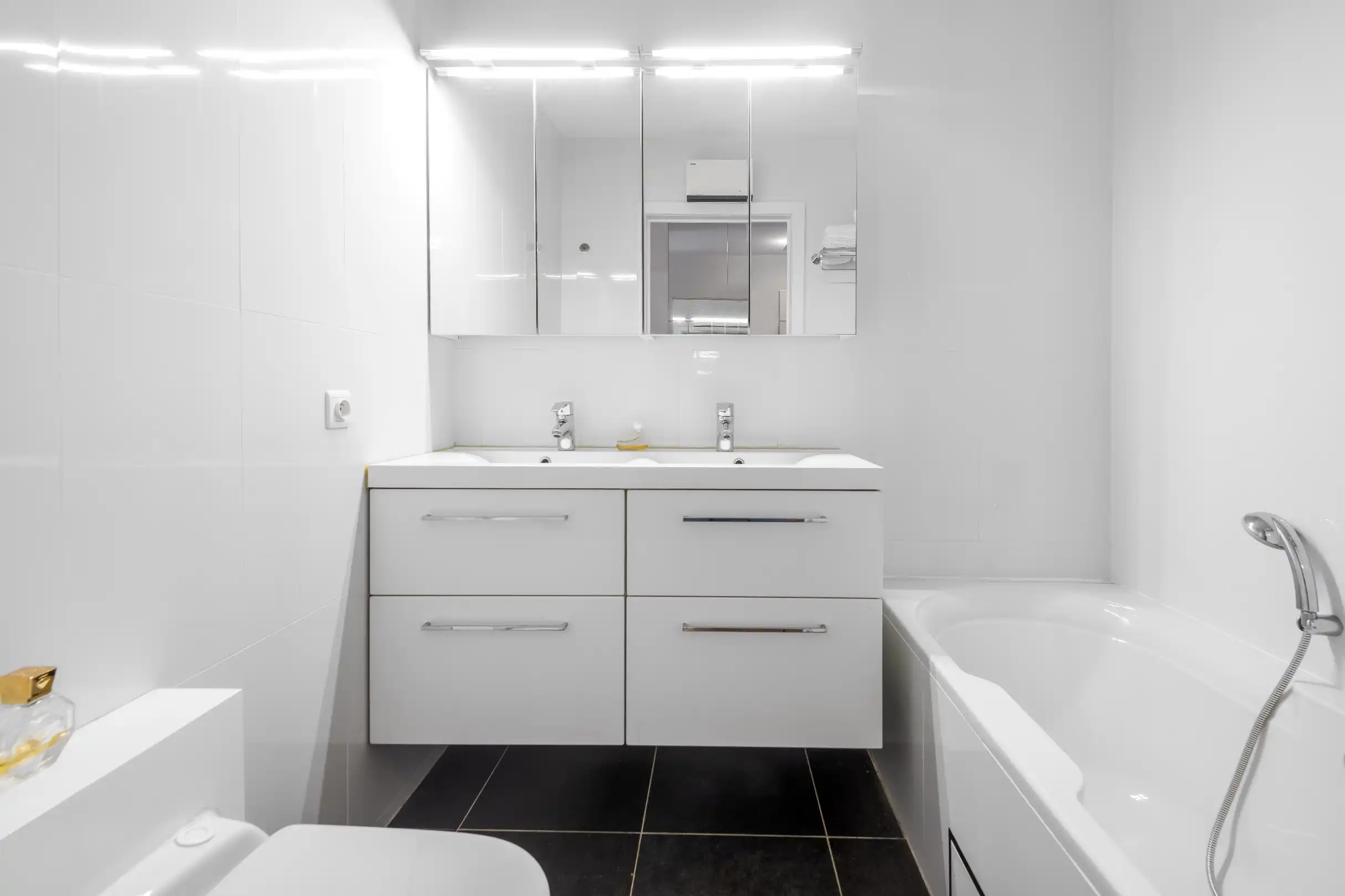 Instapklaar zuidgericht appartement, centraal gelegen dichtbij het strand en de winkels. Parking mogelijk. foto 11