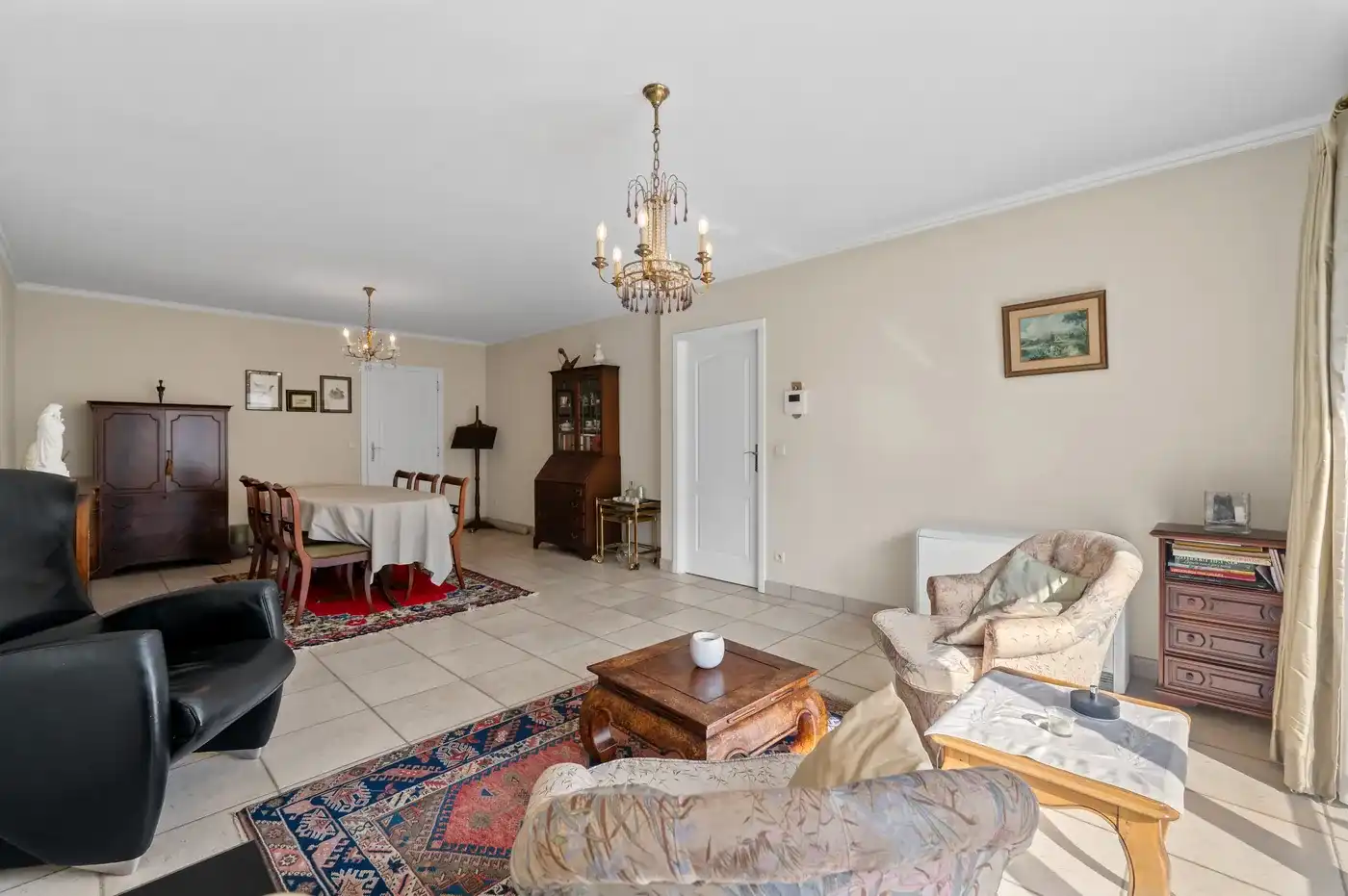 Ruim appartement met veel lichtinval, 2 slaapkamers, garage en kelder foto 6