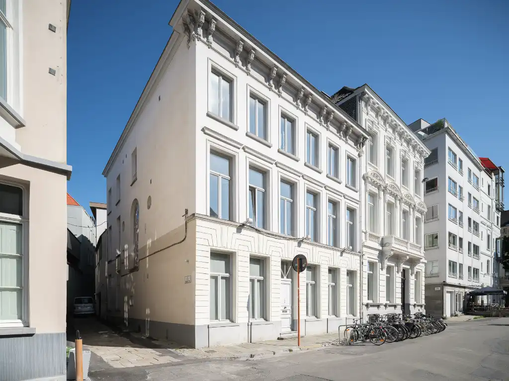 Indrukwekkend stadspaleis met imposant woonvolume, zwembad en parkeermogelijkheden foto {{pictureIndex}}