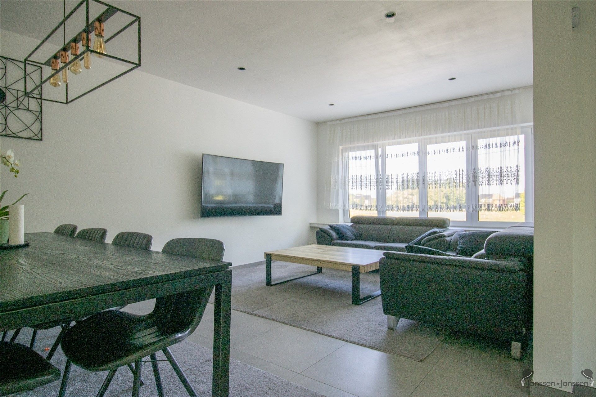 Appartement van 93m² met 2 slaapkamers,  gemeenschappelijk terras en privétuin. foto {{pictureIndex}}