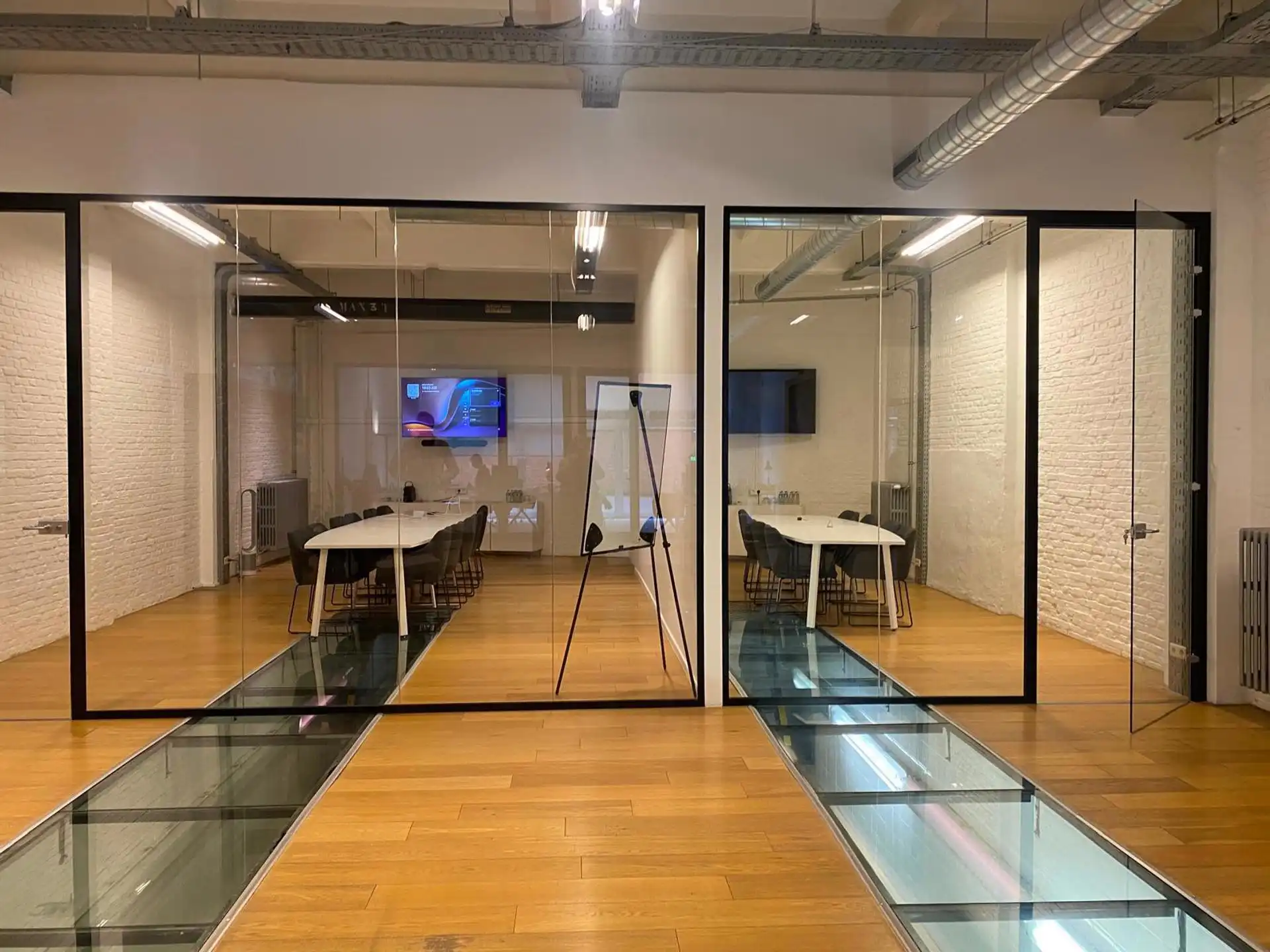 Kantoorruimte 686m² te huur in voormalige  Minerva Motors'-fabriek.  foto 3