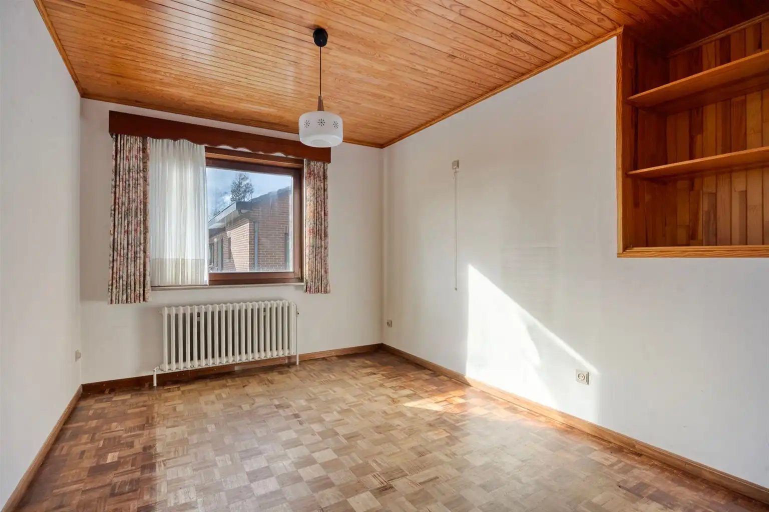 Vrijstaande woning op een uitzonderlijk perceel van 29a95ca met 4 slaapkamers en inpandige garage, gelegen op een rustige toplocatie nabij het centrum van Maaseik. foto 15