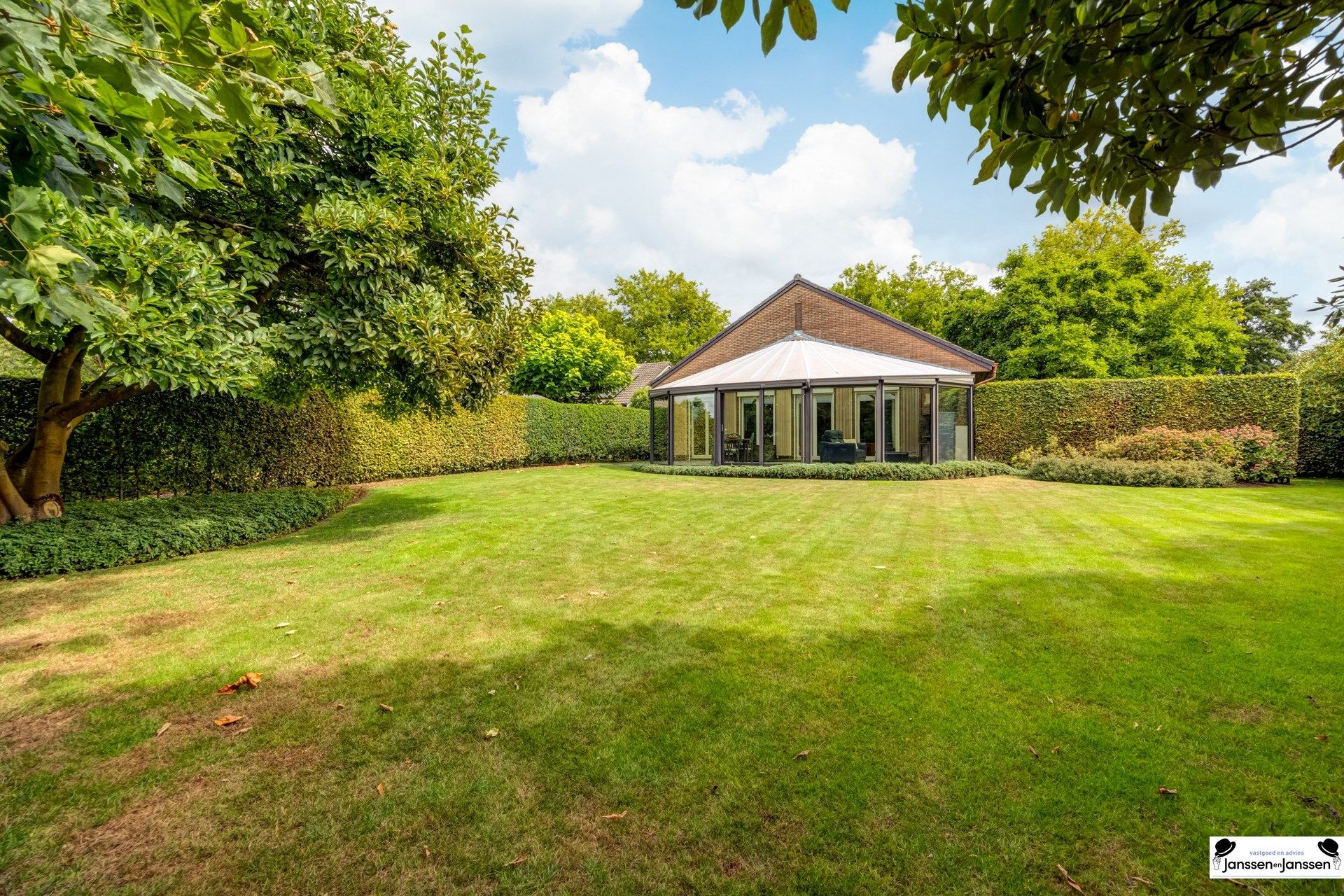 Charmante laagbouwwoning met 3 slaapkamers en prachtige tuin foto 23