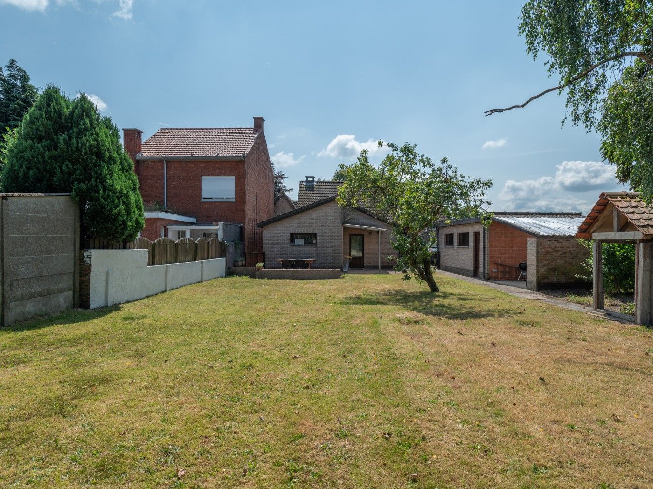 Vrijstaande starterswoning met 2 slpk., garage en prachtige tuin foto 24