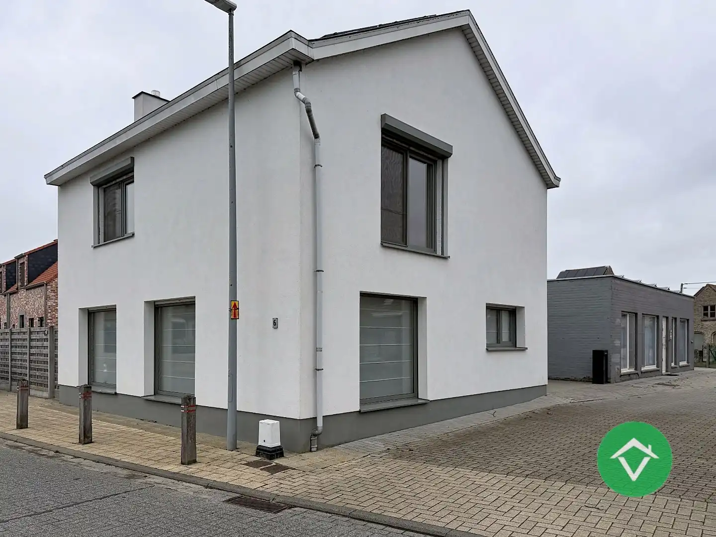 Instapklare woning met 3 slaapkamers en garage te Koekelare  foto {{pictureIndex}}