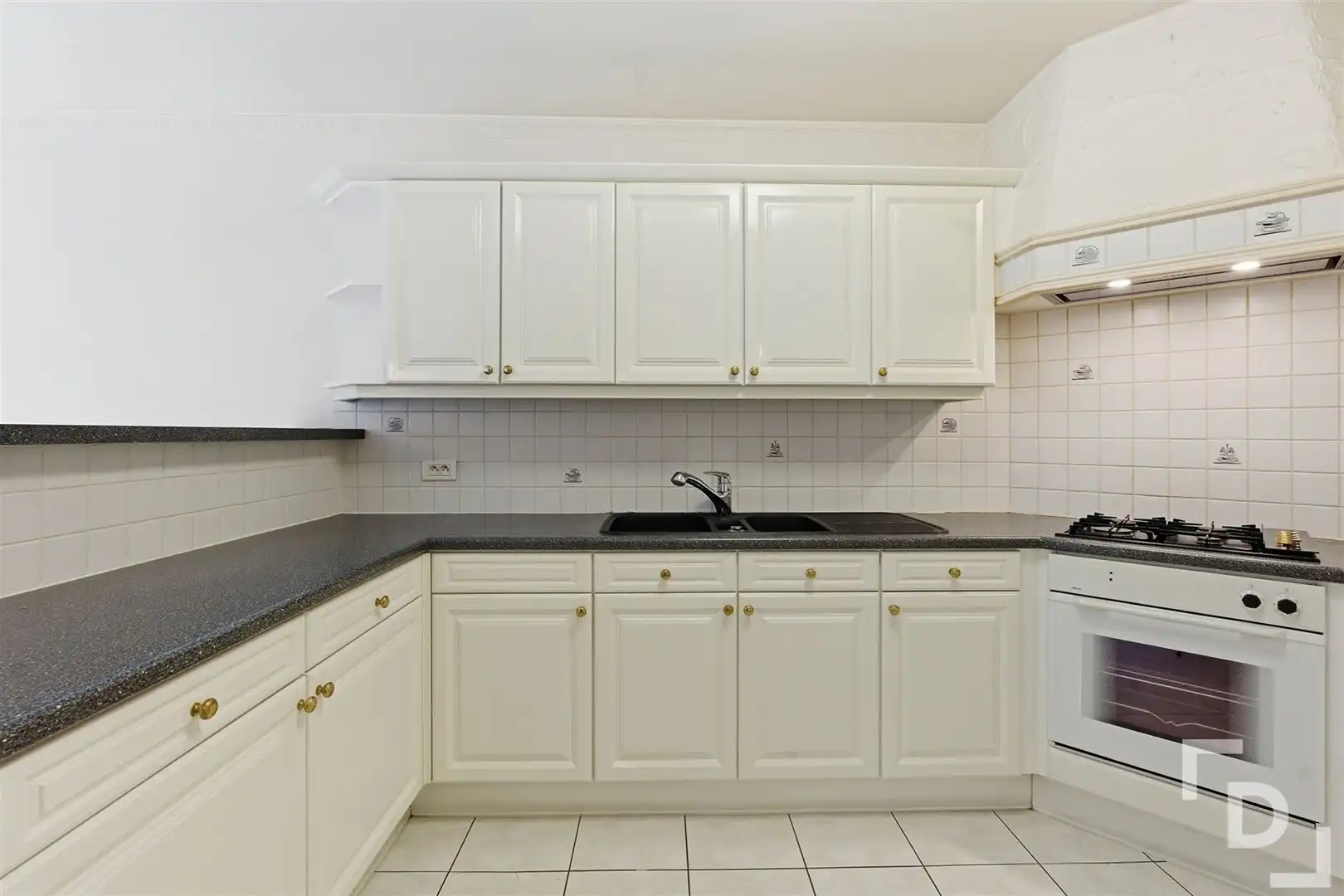 Appartement met 2 slaapkamers en garage te koop in centrum Poperinge. foto 7