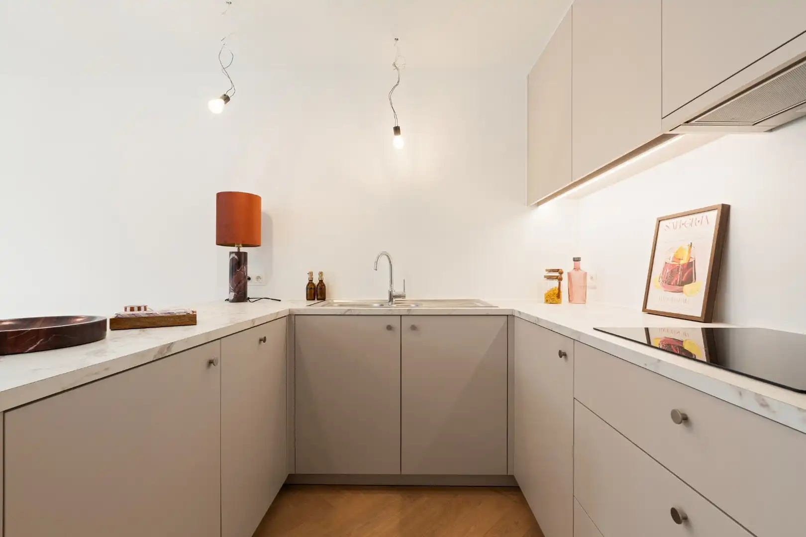 Appartement te koop in Oostende – hoge plafonds en karaktervolle architectuur nabij Achturenplein foto 3