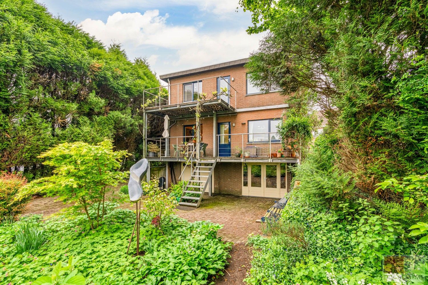 Karaktervolle woning uit 1980 bevindt zich op een perceel van maar liefst 1.399 m² en biedt een bewoonbare oppervlakte van 278 m² foto 30