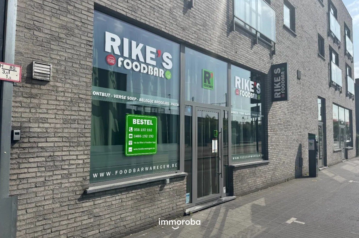 TE KOOP: Commerciële buitenkans! Verhuurd handelspand aan het station in Waregem. Foodbar blijft open! foto {{pictureIndex}}